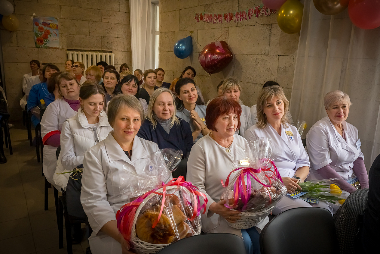 Поздравление женщин-медиков Луганской городской многопрофильной больницы №4.